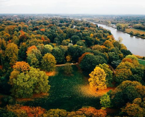 Auf diesem Luftbild des Knoops Park in Bremen Lesum kann man die Laufstrecken zwar nicht sehen, es gibt aber einen guten Eindruck davon wie schön sie sind