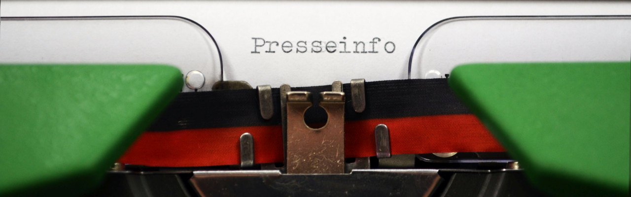 Eine professionelle Pressemeldung geschrieben von einem Pressetexter sorgt für Aufmerksamkeit. Für diesen Grundsatz steht der Bildausschnitt einer Schreibmaschine auf der das Wort Presseinfo getippt wurde.
