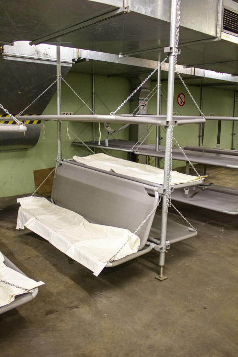 Betten im Atomschutzbunker unter dem Sedanplatz