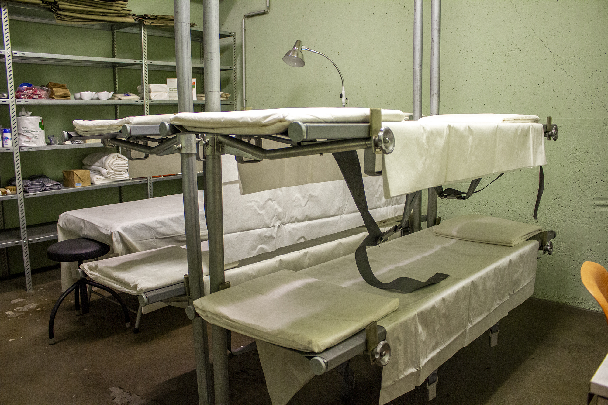 Lost Place oder wichtiger Zufluchtsort: Betten in der Krankenstation im Schutzbunker in Bremen-Nord