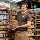 Joona Hellweg ist ein Bäcker in Bremen Nord der ohne Zusatzstoffe arbeitet. Hier steht er in seiner Backstube vor einer Auswahl seiner Brote.