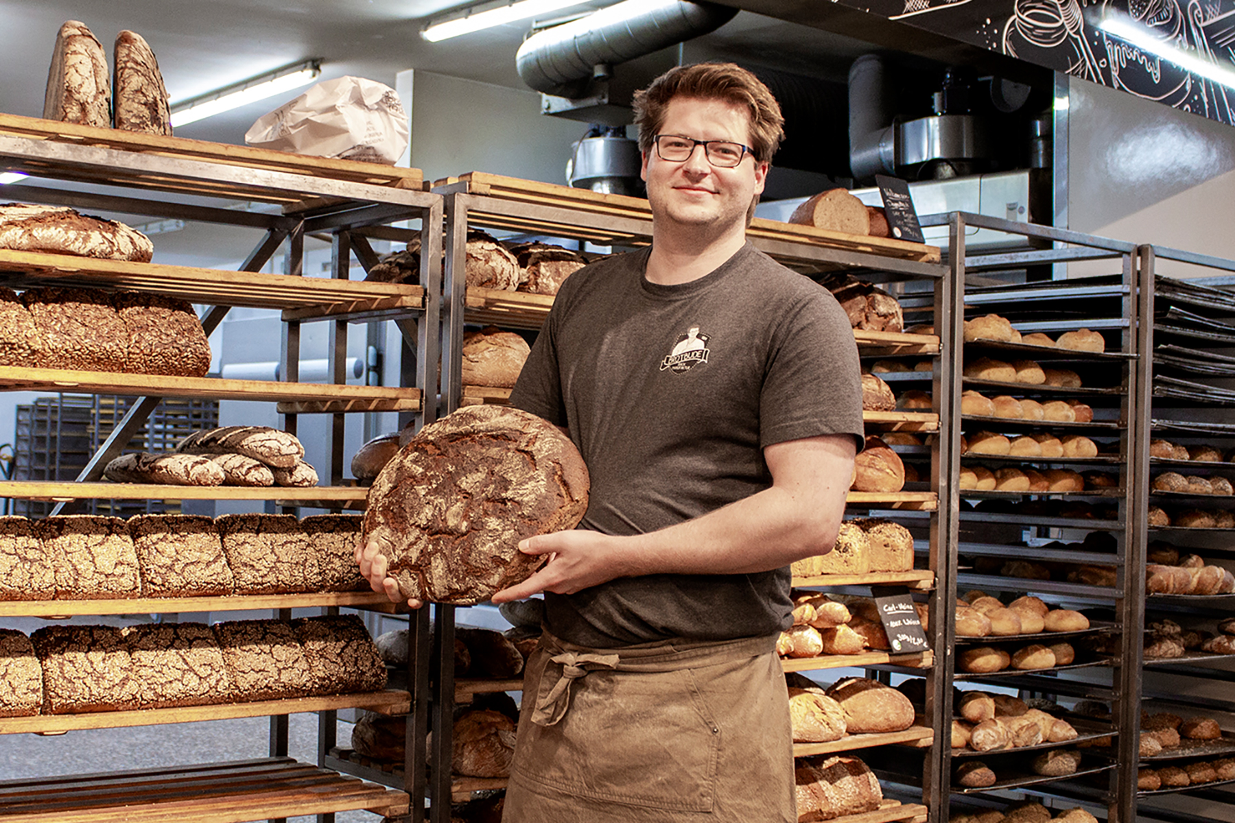 Joona Hellweg ist ein Bäcker in Bremen Nord der ohne Zusatzstoffe arbeitet. Hier steht er in seiner Backstube vor einer Auswahl seiner Brote.